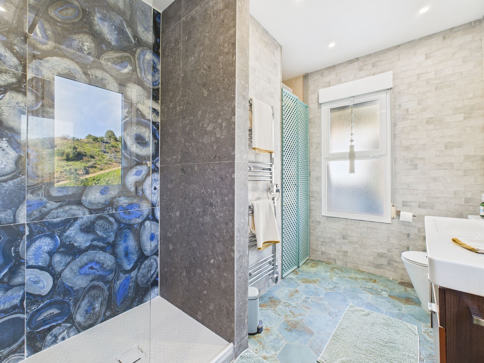 9f70a5a77f40052c9d04ea5d1f686925 - 16