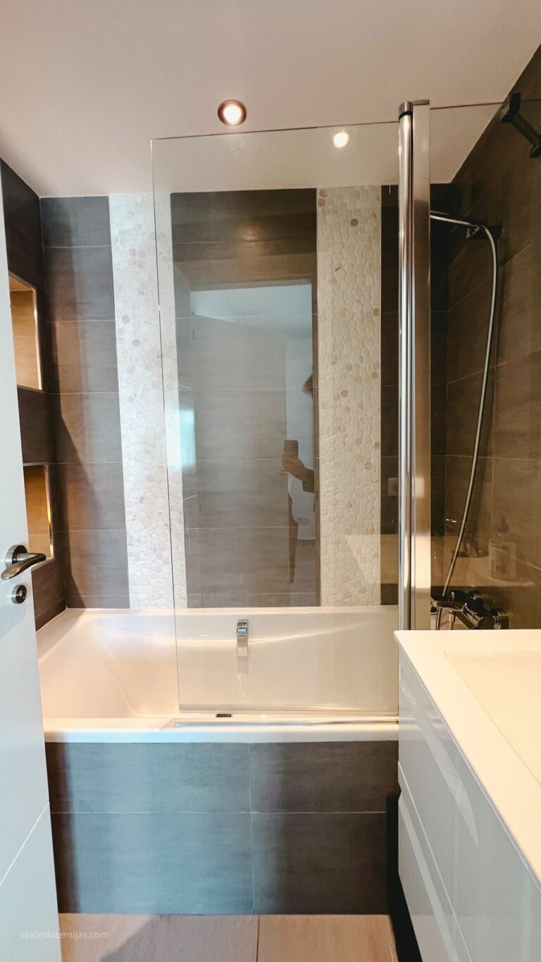 ba60c9ad71e8fc6c1120d2b565bd8d76 - 15