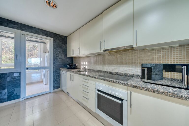 bbb623fb4c7e5828913dfd2ba64e307b - 12