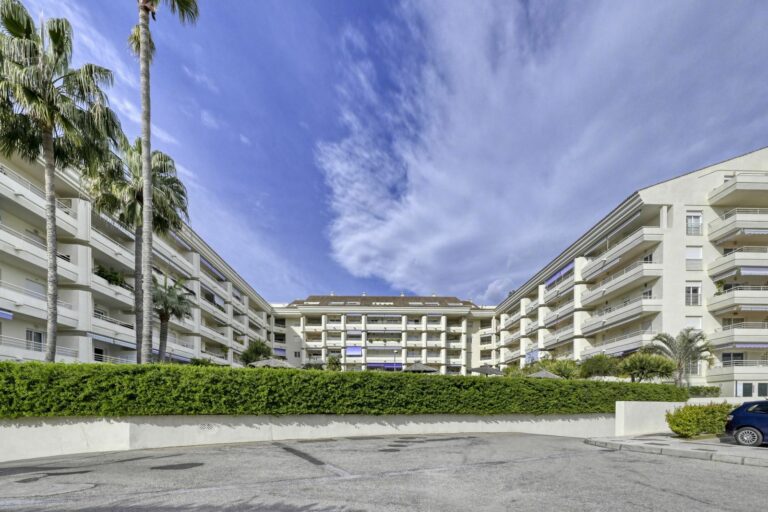 bbf251d53f0b8b1017939ba71b9b50a9 - 1