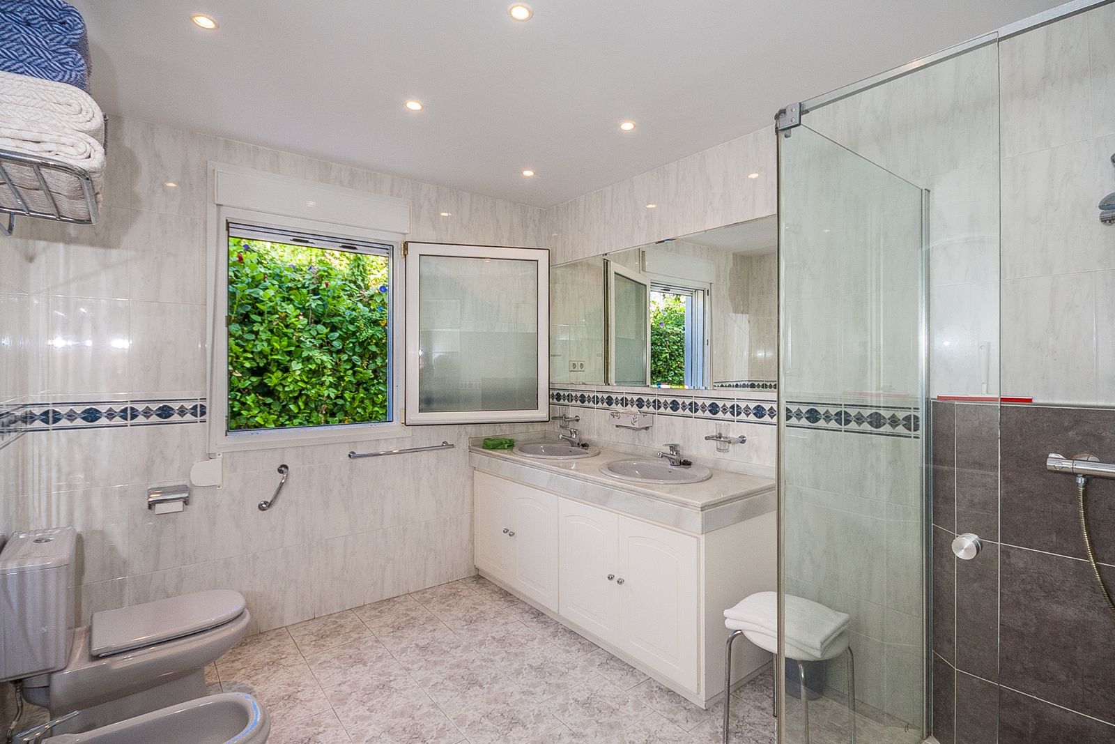 bec59cd982209010b15f891714644025 - 16