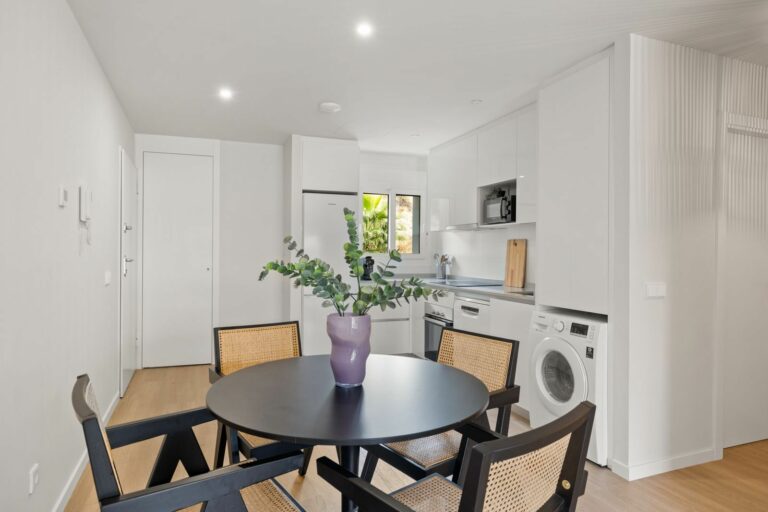 c7682c5e44d04a8d50c714e733820e38 - 12