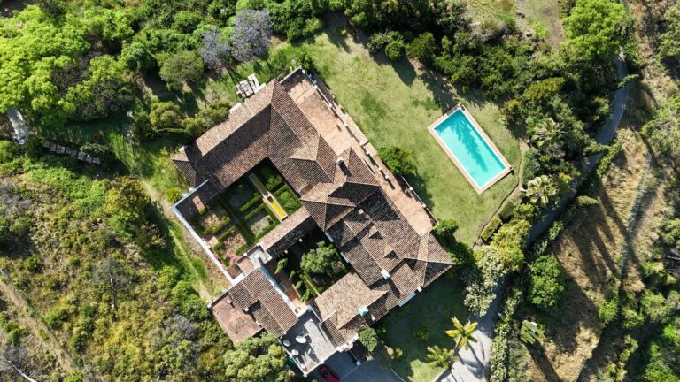 eb19e9ed1582f5aceeae9b1008b6d8e6 - 1