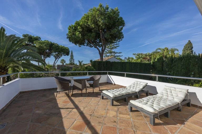 fb0e7dddbaa67cf7ea33c1766df47b3f - 12