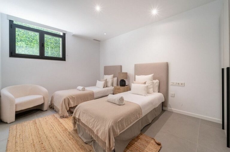 0a0b63204ec9b26db5fe8b73f9a12caa - 11