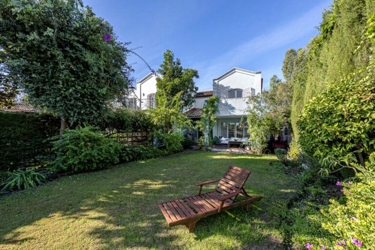 3d10653adf46504a47c16677119bb69c - 12