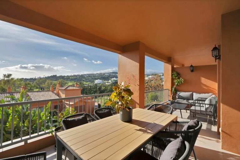 60ca9918dadf38aace2b75f8a7851256 - 1