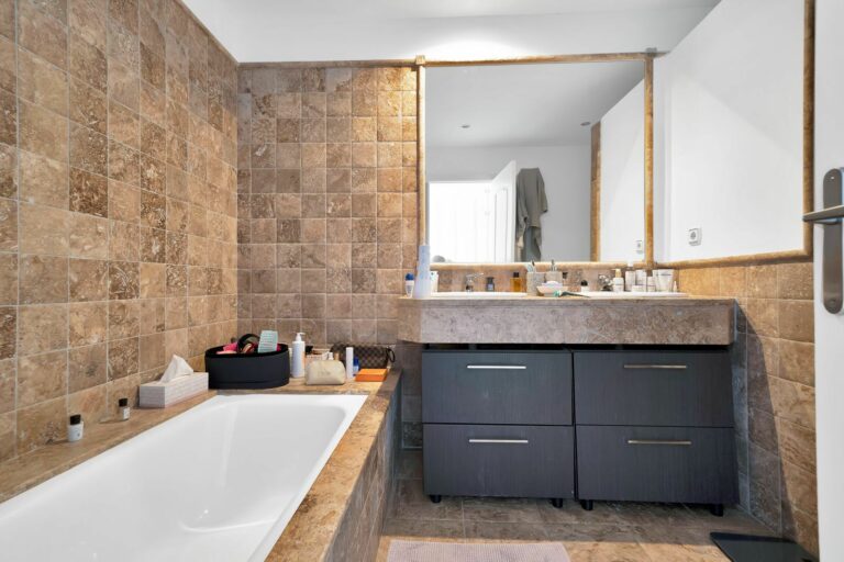 60ca9918dadf38aace2b75f8a7851256 - 16