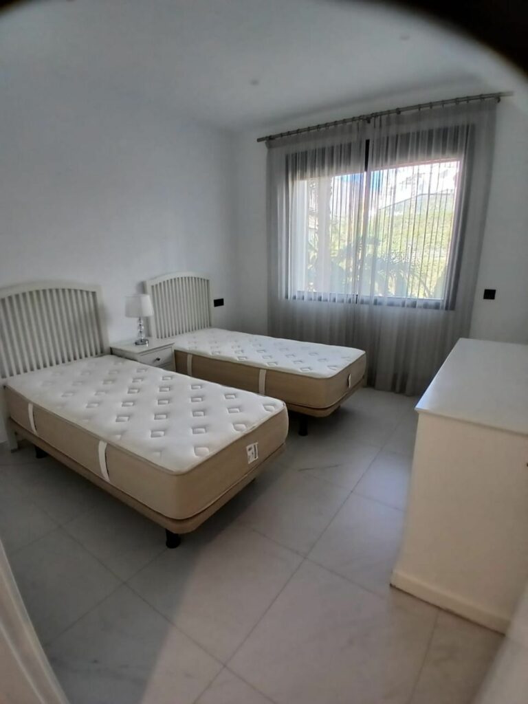 64b15a022e84e127b3c42a72da8ec6d6 - 10