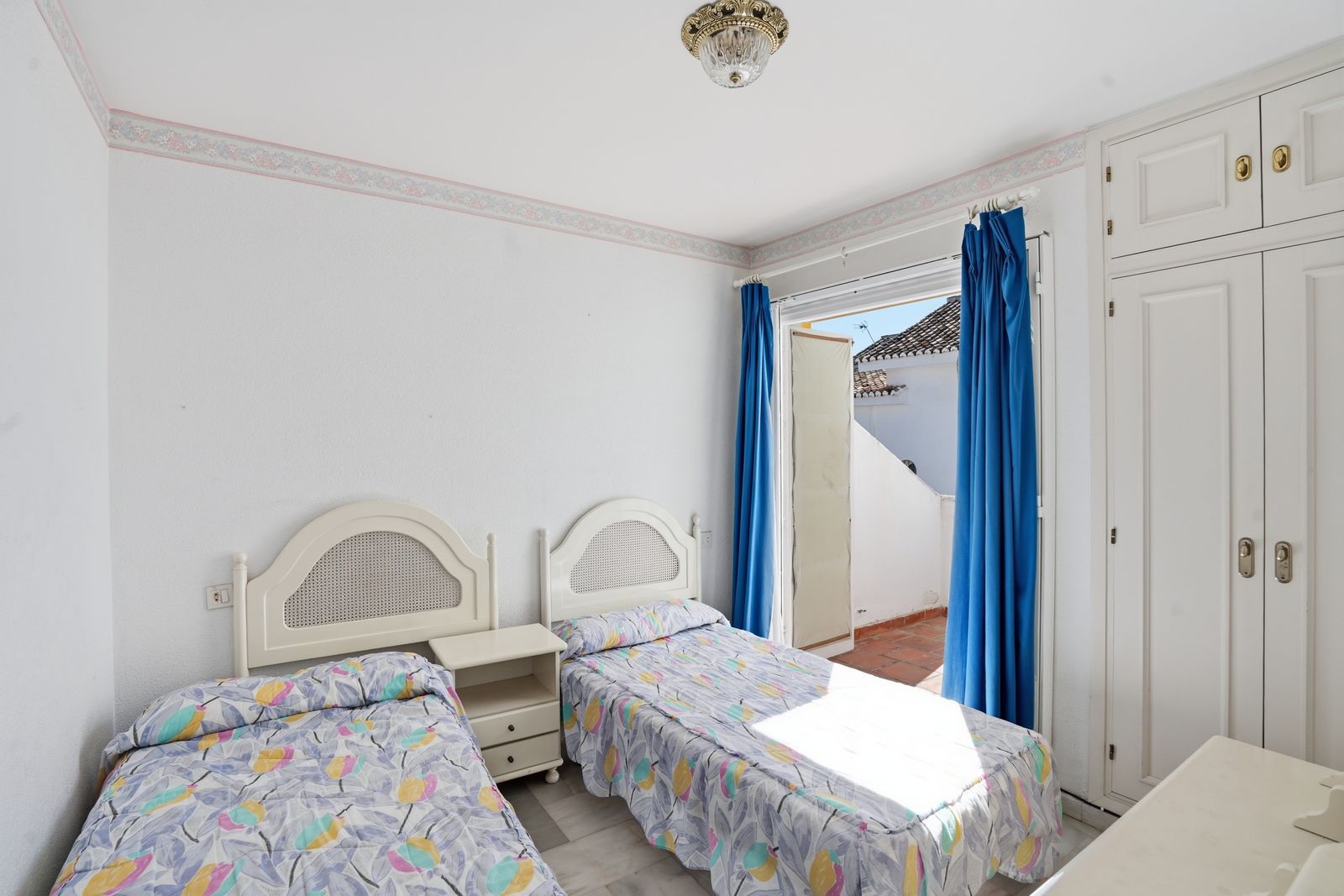 75ca384f773603386d129f0b97e61c8e - 12