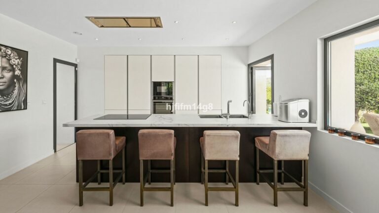 8e79bcbba589bb44adc3f7e978083b85 - 10