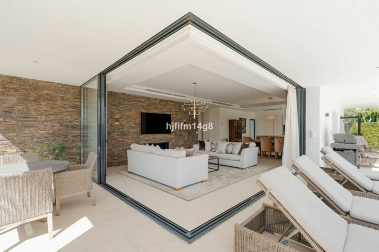 8e79bcbba589bb44adc3f7e978083b85 - 12