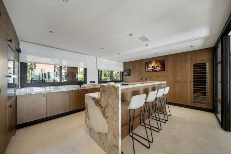 91e6eaea63f95ce1dca9134c8819503e - 14