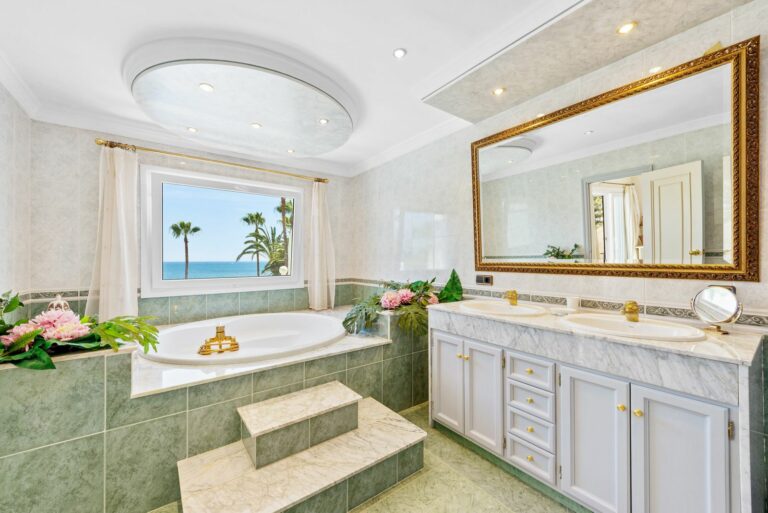 b0c6a68f9c91bb355a29a4919282975e - 15