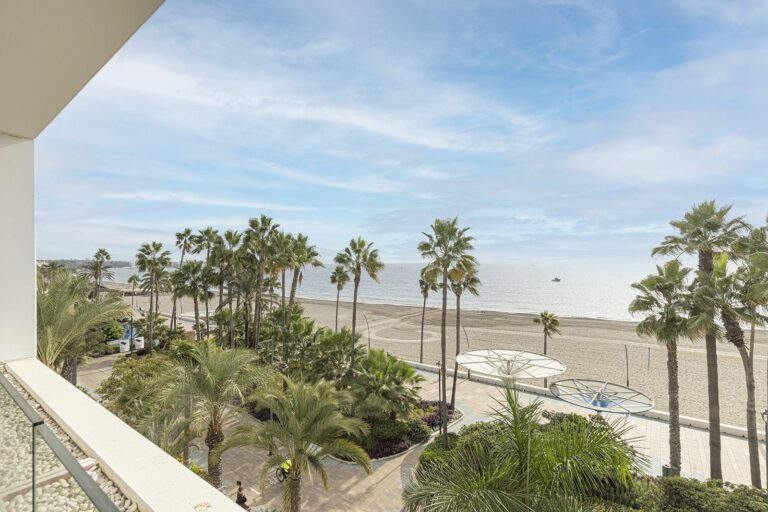 e8ff0601bd678374d5361240a83df558 - 16