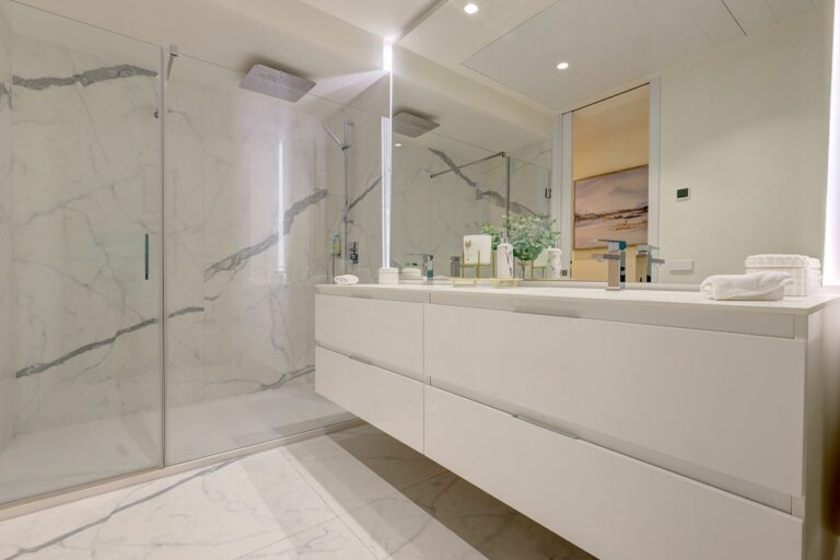 e8ff0601bd678374d5361240a83df558 - 8