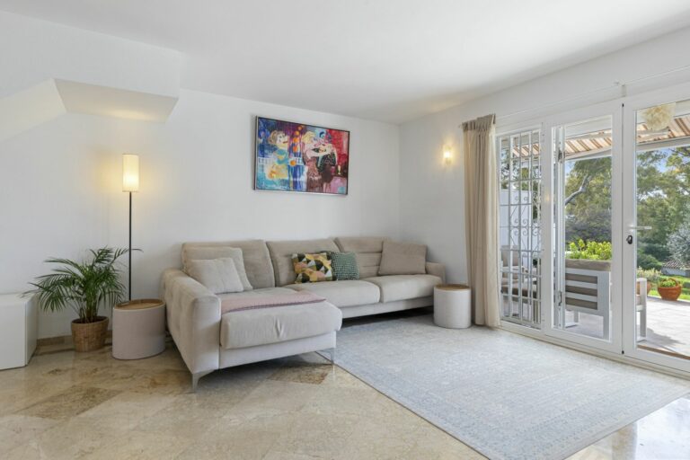 f8c89f944139143f01dea5ffefcf9e6a - 12