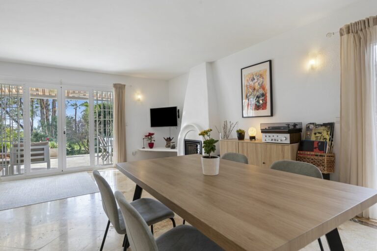 f8c89f944139143f01dea5ffefcf9e6a - 13