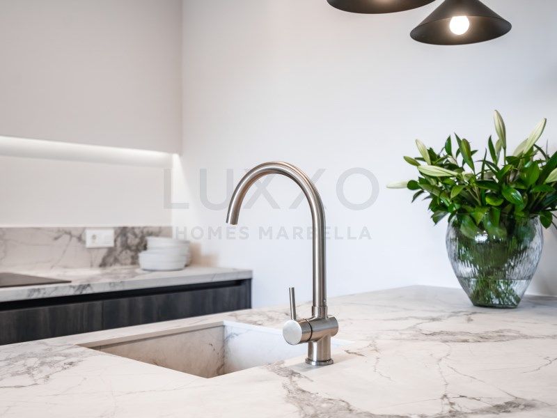 08e00fd32d23e02b7c7b0f474ab08a5e - 12