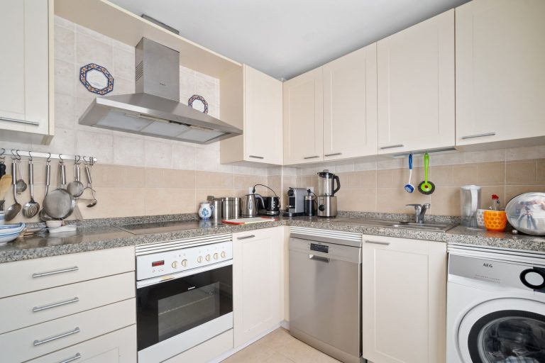 0c6f51fe42c921aee2f57387b28636dd - 9