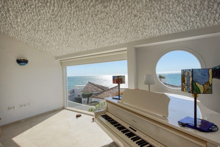 13f3d03bb082cd829a99d3d4642af8e6 - 1