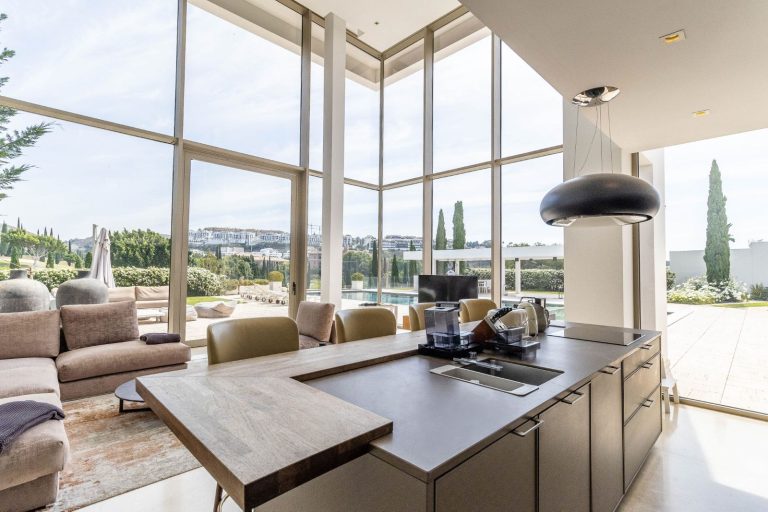 2686e949663e3cb2718d21e43de8396a - 4