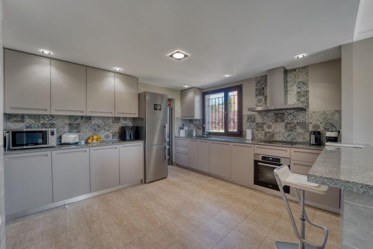 3188f73c966136f46e48335983698ba6 - 4