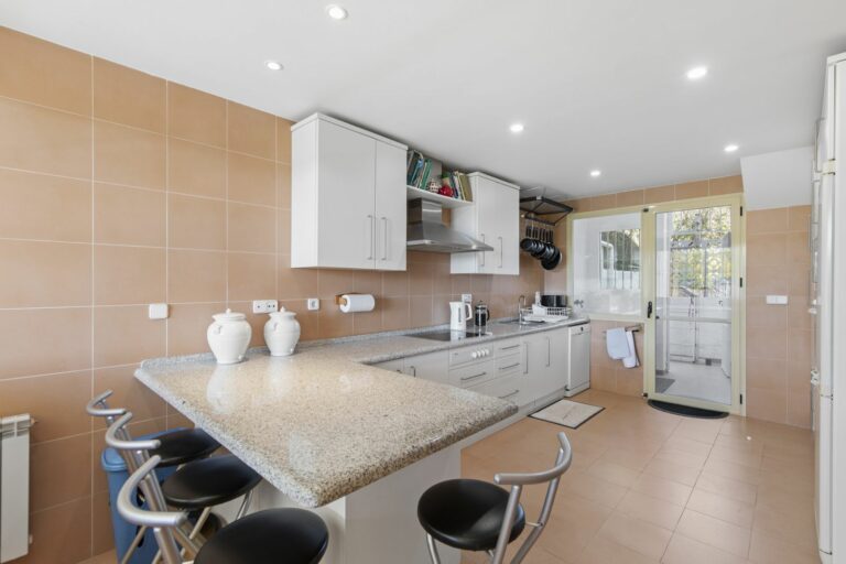 4407984dfa5ce0f9f4f2f8e6dce77173 - 14