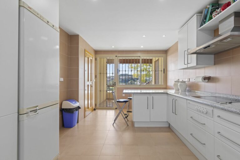 4407984dfa5ce0f9f4f2f8e6dce77173 - 15