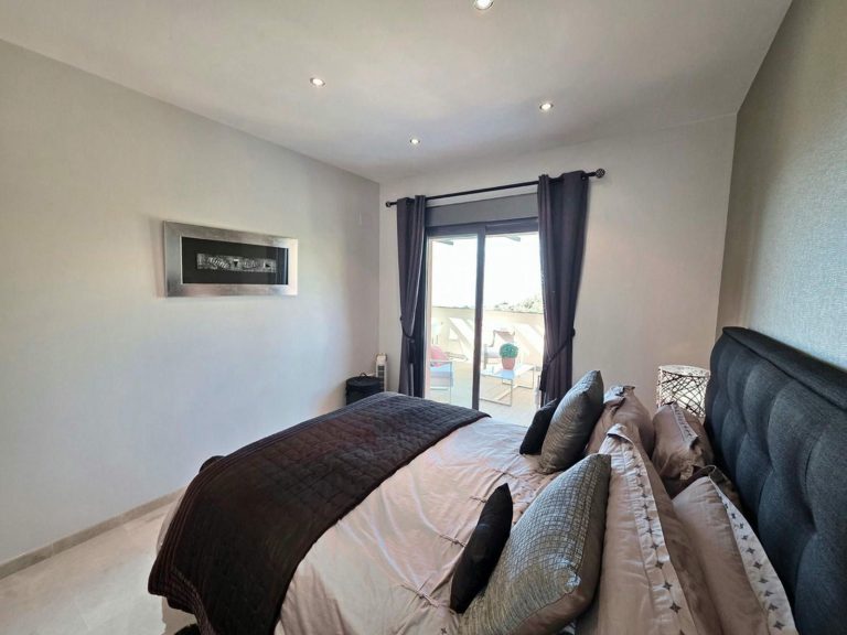 4983e3e347cea3e2065223fc0f74e9b4 - 12