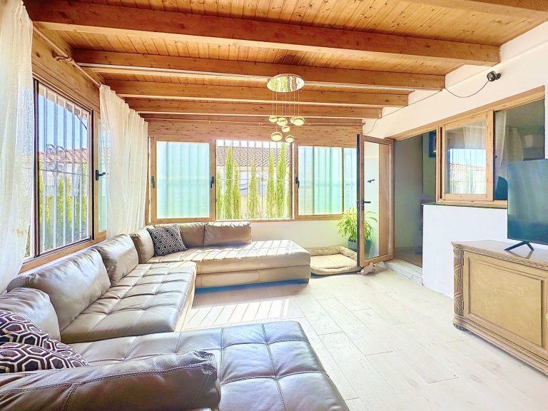 6efdb19777554892d84fd5a1b953f68f - 12