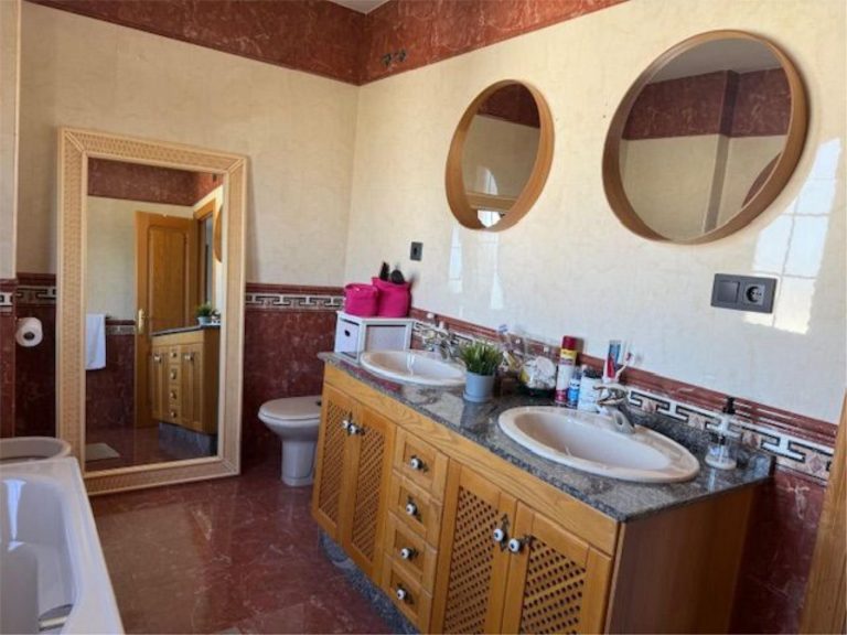 87f223313c015ec327744ccf494c56e6 - 12