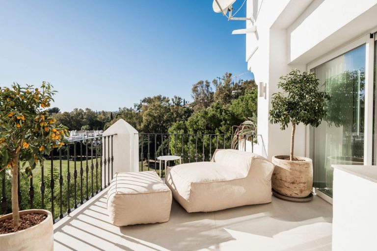 8b5dd24448b4f3f57a3d37611427fa4d - 1