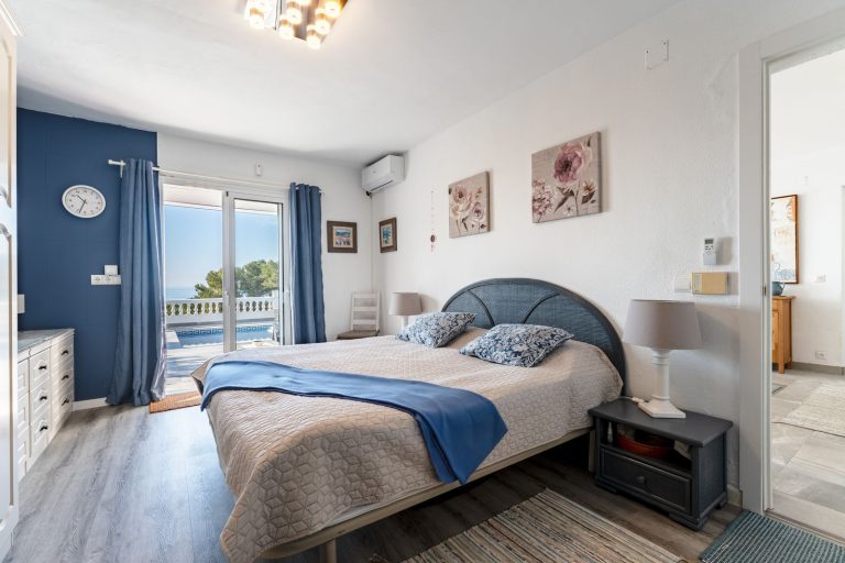 8ea075bc98b86b3c1c0ba8f623506ec2 - 4