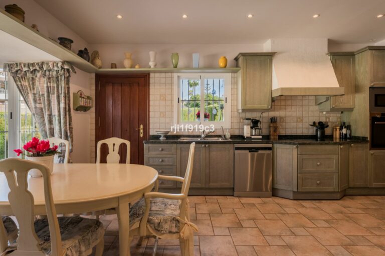 acccc151020e7c764eeb6e09dcacfb79 - 4