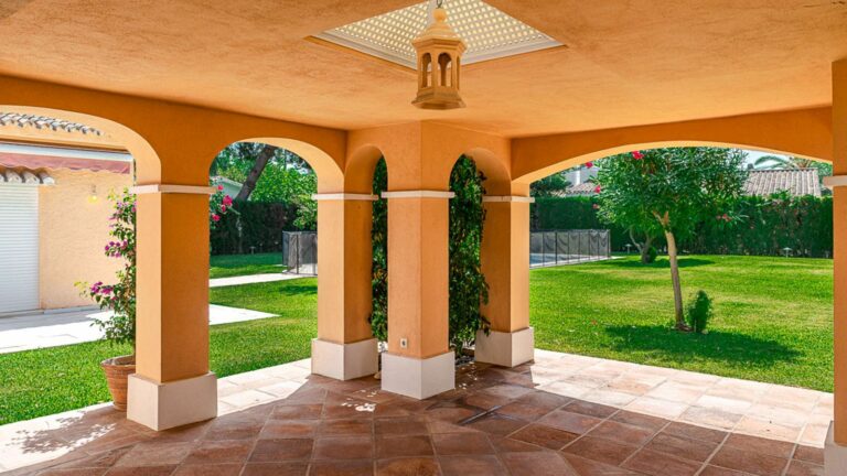 ada3c074ef1245528a1ab69bd8d90505 - 12