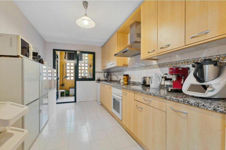 b34dfa647bd2aa2eaa052fe33bebe110 - 3