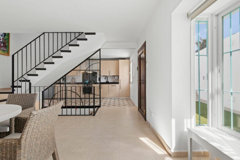 ba20ef8a4565564c1671b2d8aa39ff7a - 12