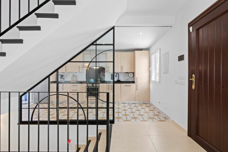 ba20ef8a4565564c1671b2d8aa39ff7a - 13