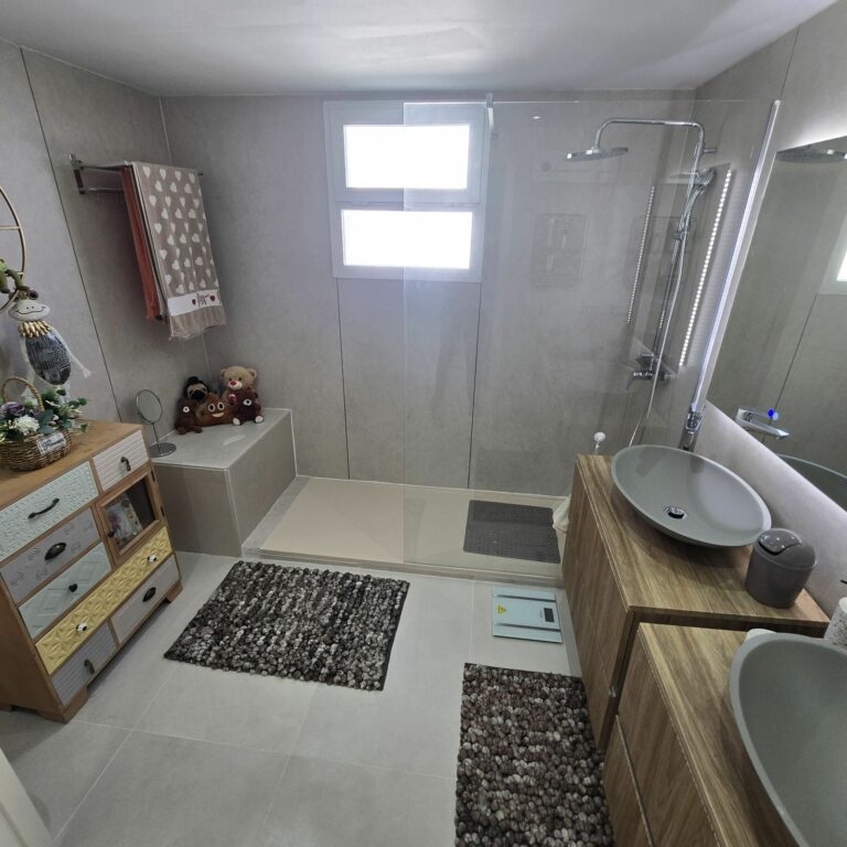 bc1eba6aa7041b53165a9d1670fee97d - 15