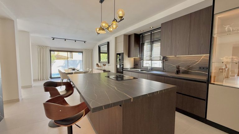 c6d614663684417f4a4baef31647934e - 4