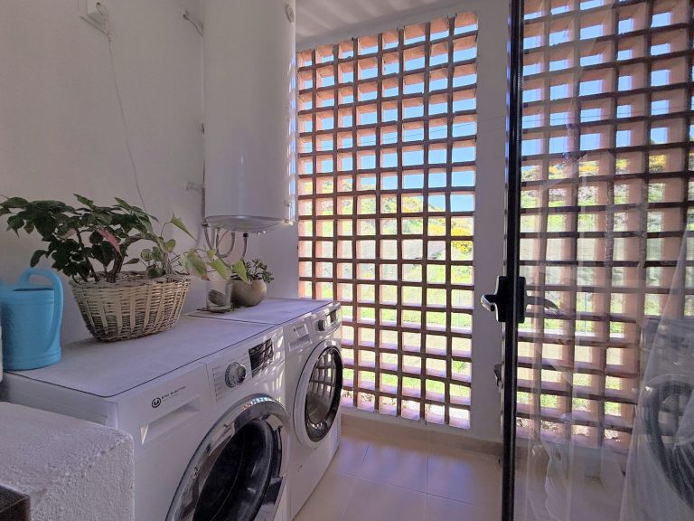 cb5f69da70c50cfcdc6dae31628ee349 - 12