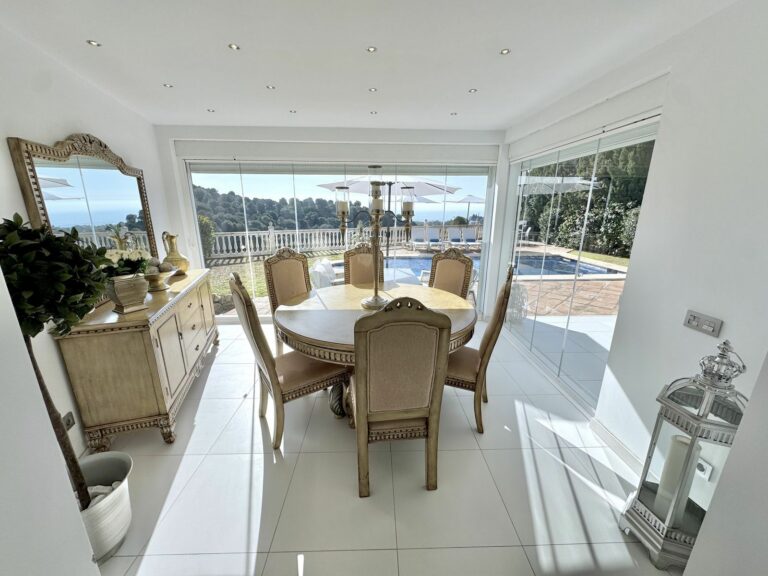 cbb7f4f39e2d4dcf25c9157b515f6353 - 13