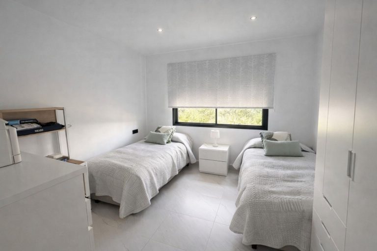 ce1c05f5e0097d844134ed57fb39e470 - 12