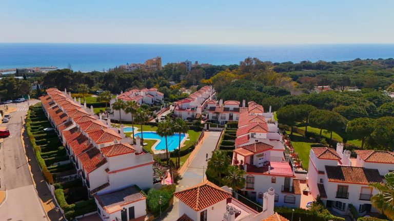 d15fc8f9e66b2bc3e3c2a71ce014b7db - 1