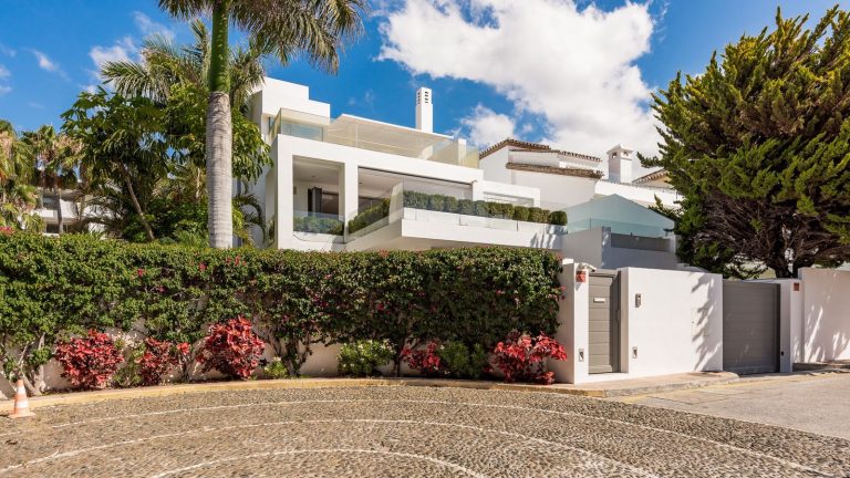 f521904b7e35dea46c611c71e3484d31 - 1