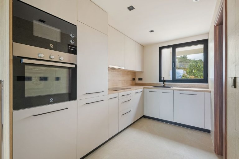 fcd4daad4985d73055824d9f3a99034b - 11