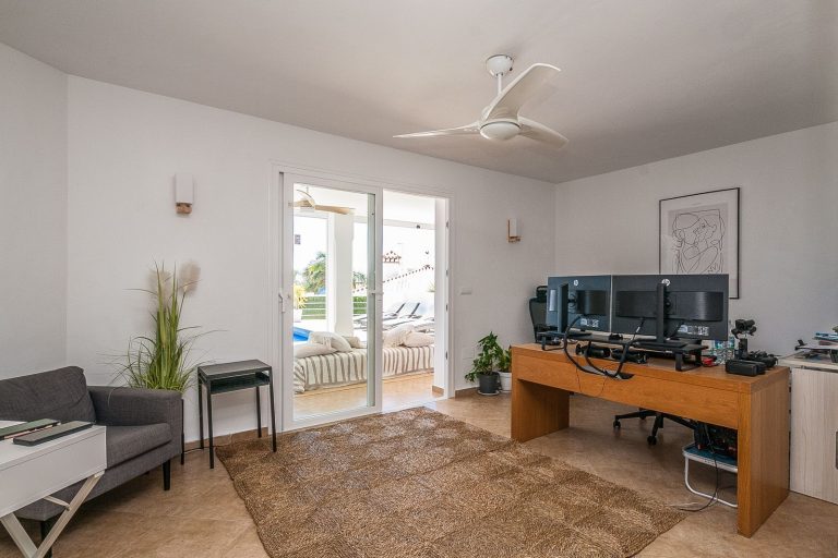 08f3047c3c68bfe3239d59ef9cd47d42 - 10