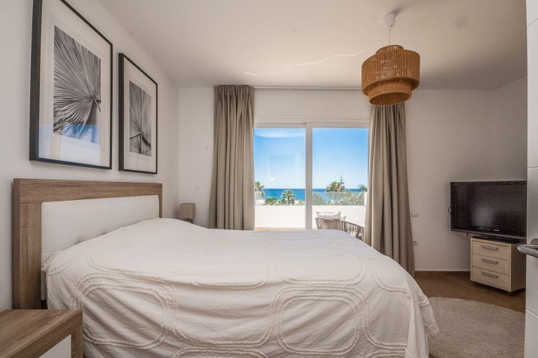 08f3047c3c68bfe3239d59ef9cd47d42 - 14