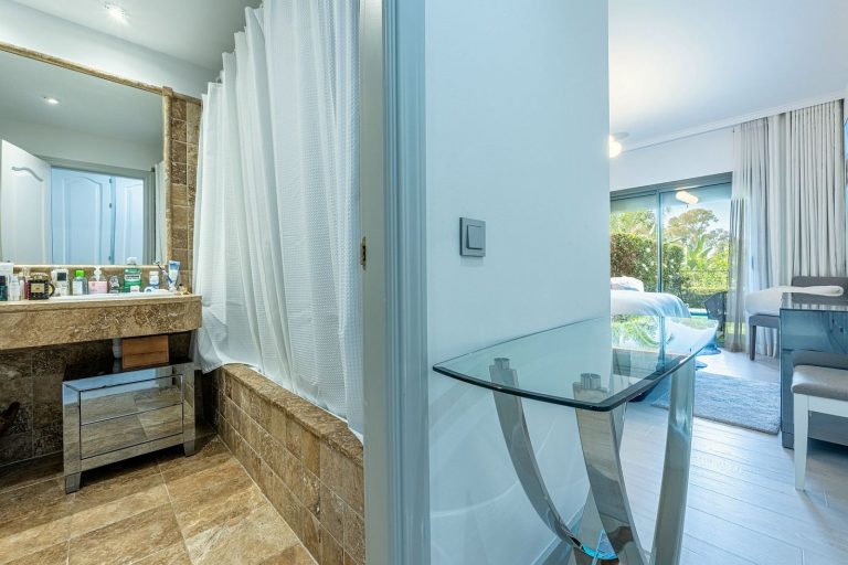 08f46b7ec223d4a97174a222d9ff1a60 - 8